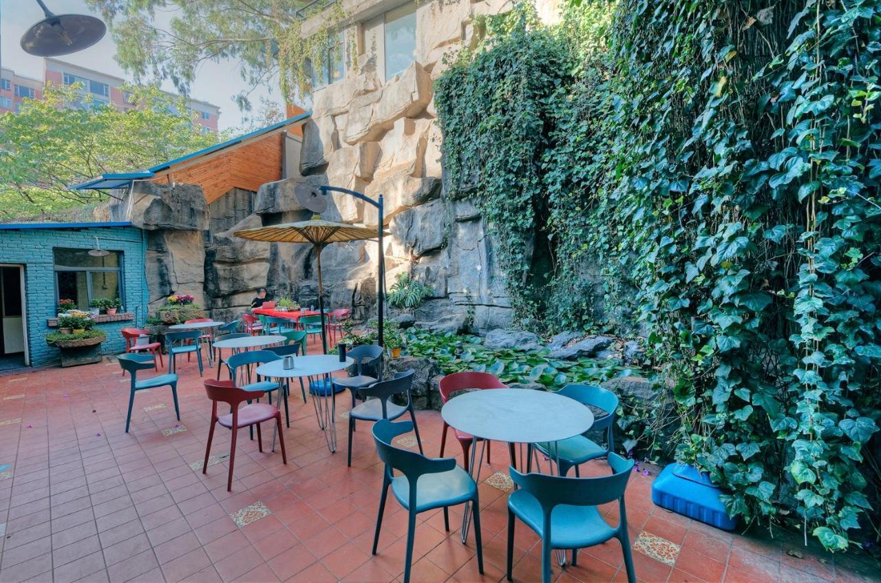 Kunming Upland International Youth Hostel Near The City Center ,2 Mins Walk To The Subway, 2 Mins Walk To The Green Lake, Close To Yuan Tong Temple, Old Street, Yunnan University, Convenient Payment And Visa Cards Are Accepted Bagian luar foto