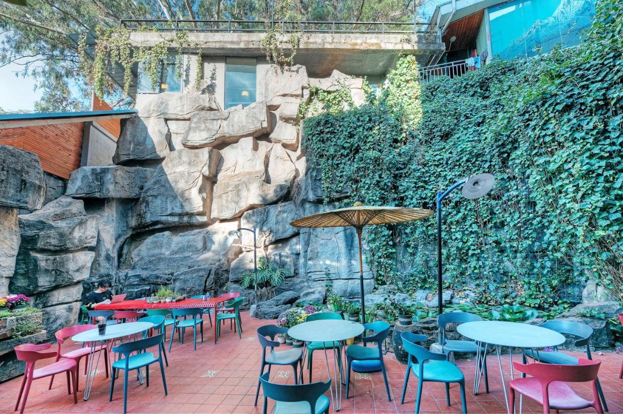 Kunming Upland International Youth Hostel Near The City Center ,2 Mins Walk To The Subway, 2 Mins Walk To The Green Lake, Close To Yuan Tong Temple, Old Street, Yunnan University, Convenient Payment And Visa Cards Are Accepted Bagian luar foto