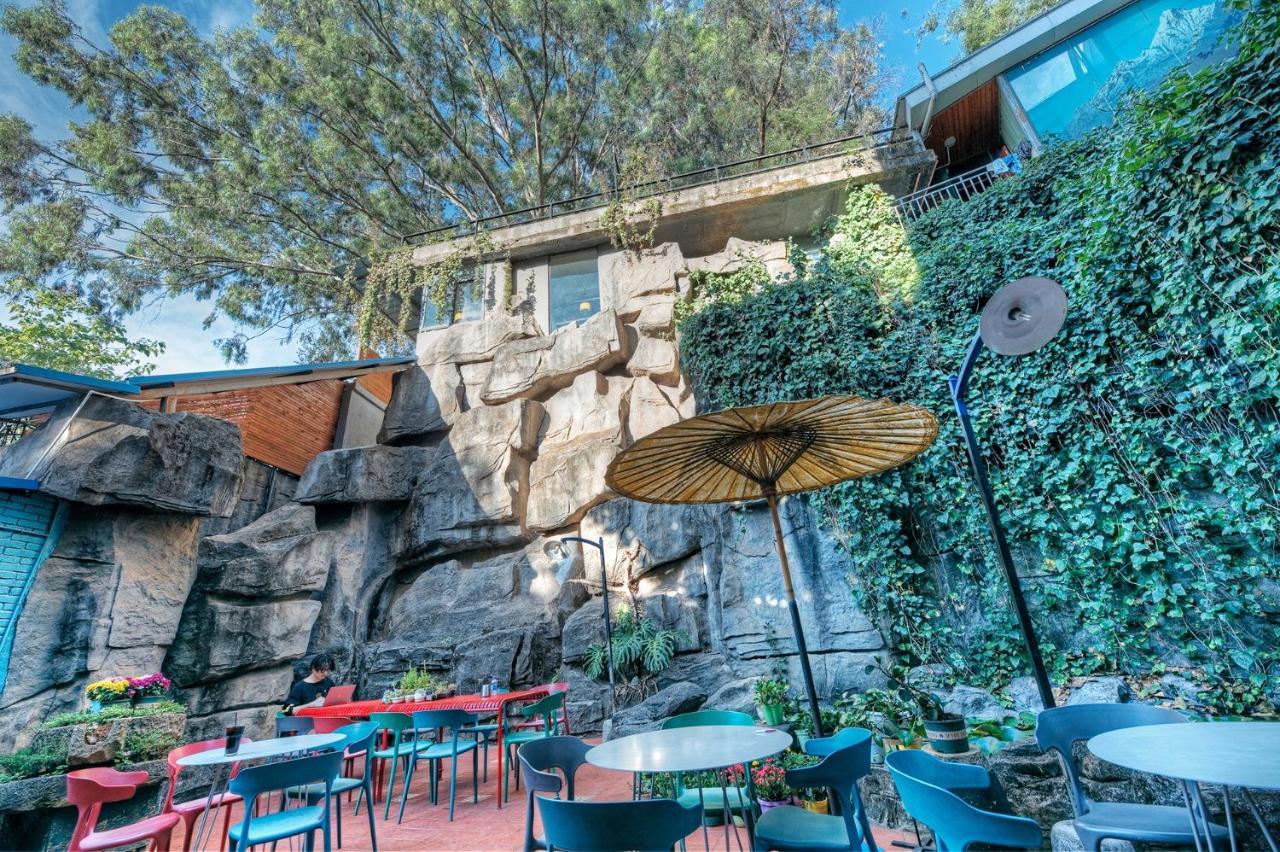 Kunming Upland International Youth Hostel Near The City Center ,2 Mins Walk To The Subway, 2 Mins Walk To The Green Lake, Close To Yuan Tong Temple, Old Street, Yunnan University, Convenient Payment And Visa Cards Are Accepted Bagian luar foto