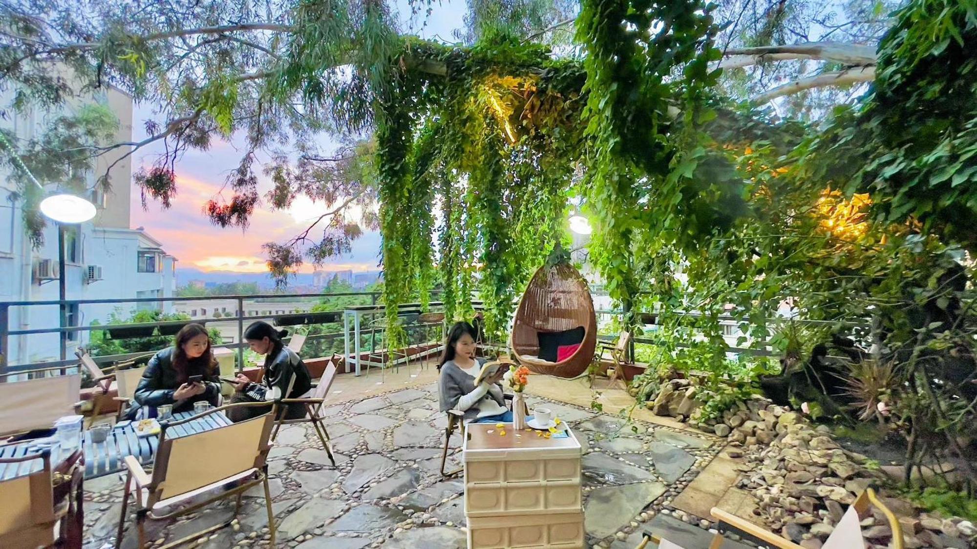 Kunming Upland International Youth Hostel Near The City Center ,2 Mins Walk To The Subway, 2 Mins Walk To The Green Lake, Close To Yuan Tong Temple, Old Street, Yunnan University, Convenient Payment And Visa Cards Are Accepted Bagian luar foto